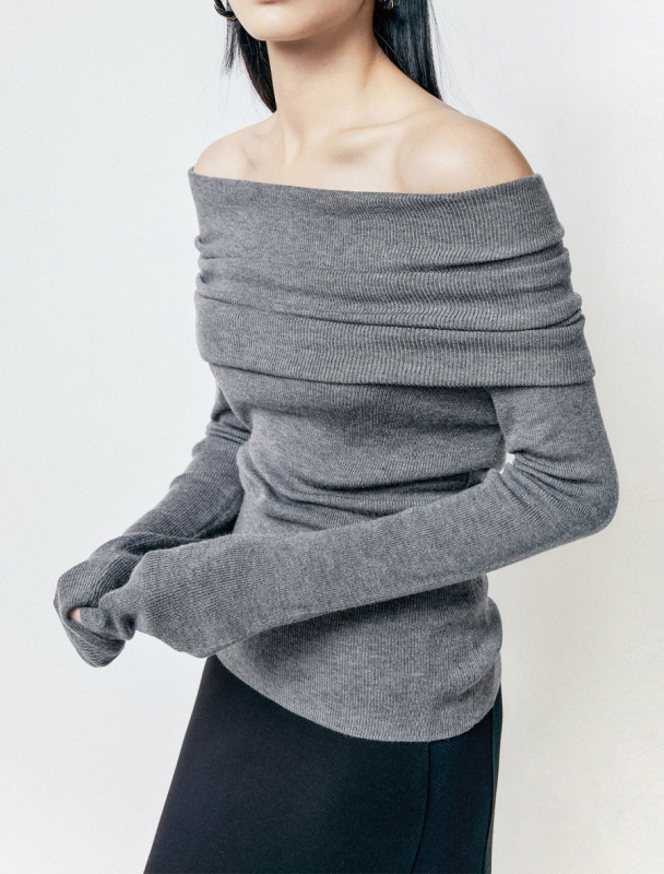 Πλεκτό τοπ με ανοιχτό λαιμό στους ώμους, μαλλί-πολυεστερική σύνθεση (πολυεστέρας 30–50%), εφαρμοστός, μακριά μανίκια, κανονικό μήκος