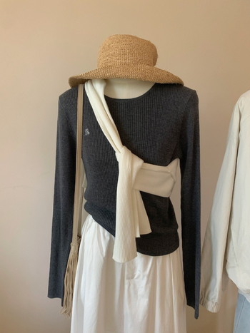 Ženski pleteni džemper s okruglim izrezom i šivanom ukrasom, uski kroj, debeli patchwork pleteni uzorak