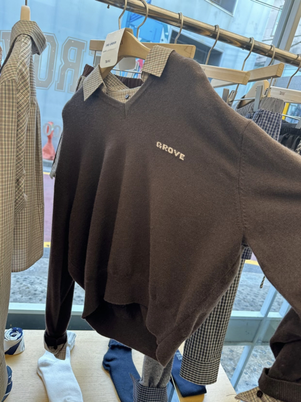 Pulover s V-izrezom, dojam dvostrukog izgleda, japansko-korejski ležerni stil, dugi rukav, glavni sastav materijala 30-50%