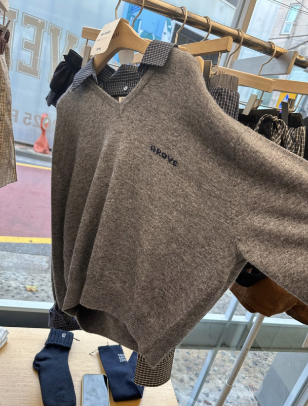 Pulover s V-izrezom, dojam dvostrukog izgleda, japansko-korejski ležerni stil, dugi rukav, glavni sastav materijala 30-50%