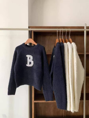 Kapucnis, raglán ujjú pulóver betűs mintával, pamut-spandex kötött anyag, laza szabás