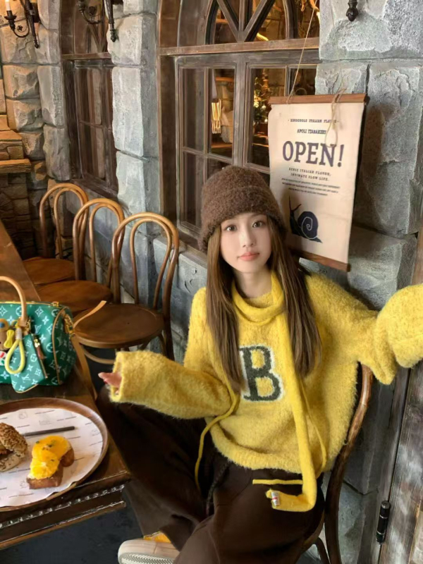 Kapucnis, raglán ujjú pulóver betűs mintával, pamut-spandex kötött anyag, laza szabás