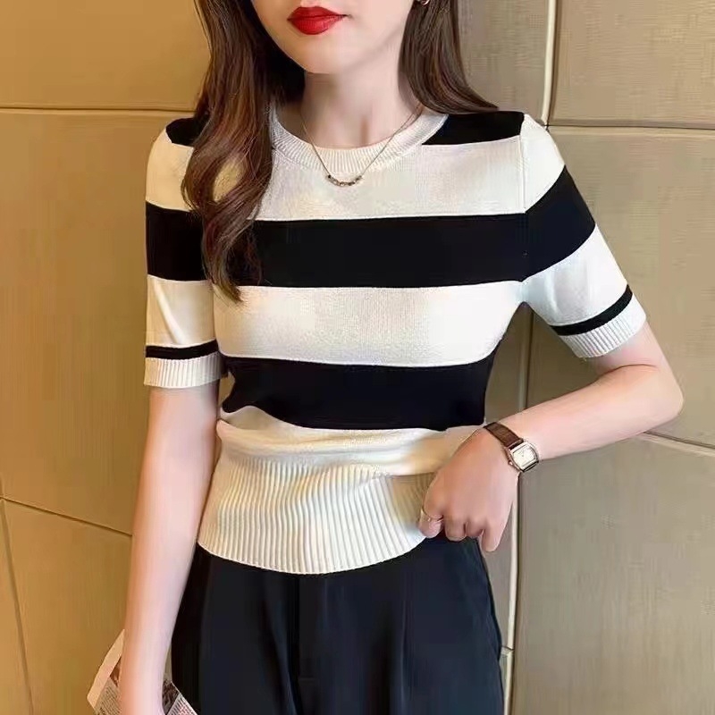 Πλεκτός γυναικείος πουλόβερ με κουκούλα από βισκόζη, ριγέ – στενή γραμμή, 3/4 μανίκια