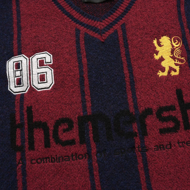 V-nyakú kötött pulóver csíkos jacquard mintával, lazára szabott, pamut keverék anyag