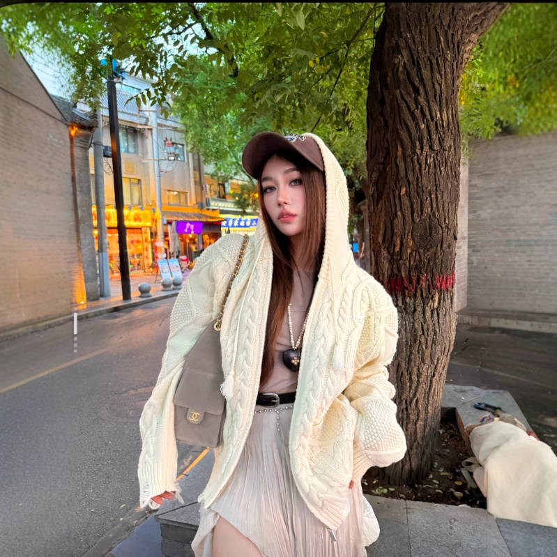 Kollégiumi stílusú kardigán 3D dzsákárd hímzéssel, 90% pamut, laza szabás, kerek nyak