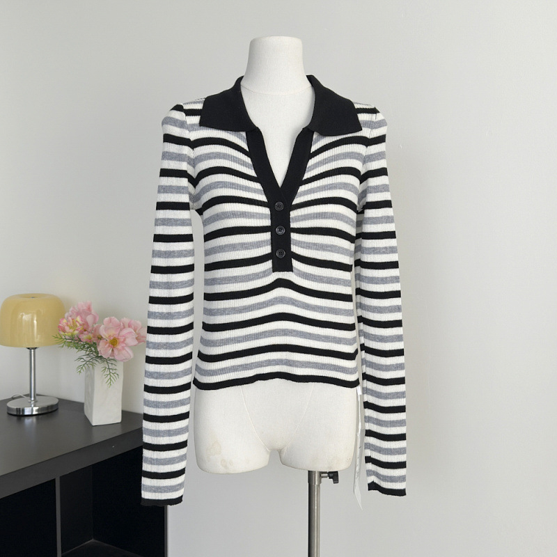 Раиран плетен пуловер – висока яка, копчета, слим фит, полиестер над 95%