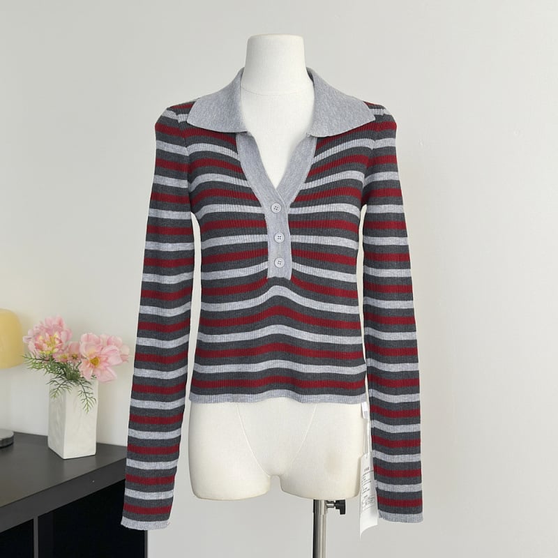 Раиран плетен пуловер – висока яка, копчета, слим фит, полиестер над 95%