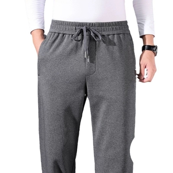 Férfiaknak szabadidő sportnadrág egyenes szárú, középső derekú, övvel, gombos zárás, tavasz–ősz