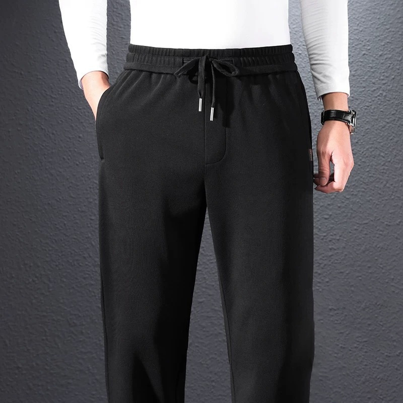 Férfiaknak szabadidő sportnadrág egyenes szárú, középső derekú, övvel, gombos zárás, tavasz–ősz