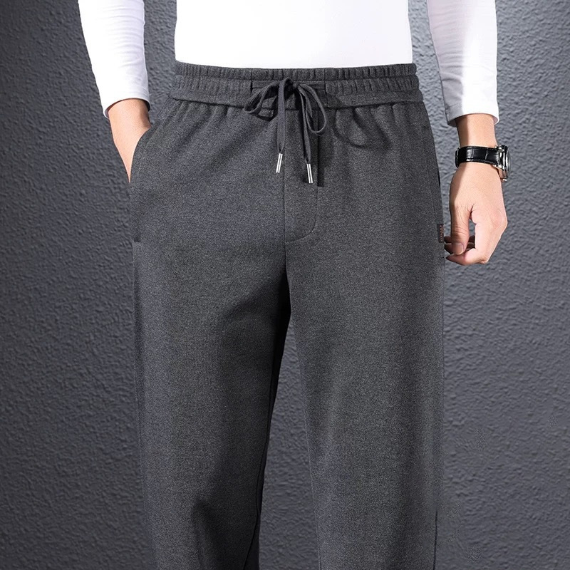 Férfiaknak szabadidő sportnadrág egyenes szárú, középső derekú, övvel, gombos zárás, tavasz–ősz