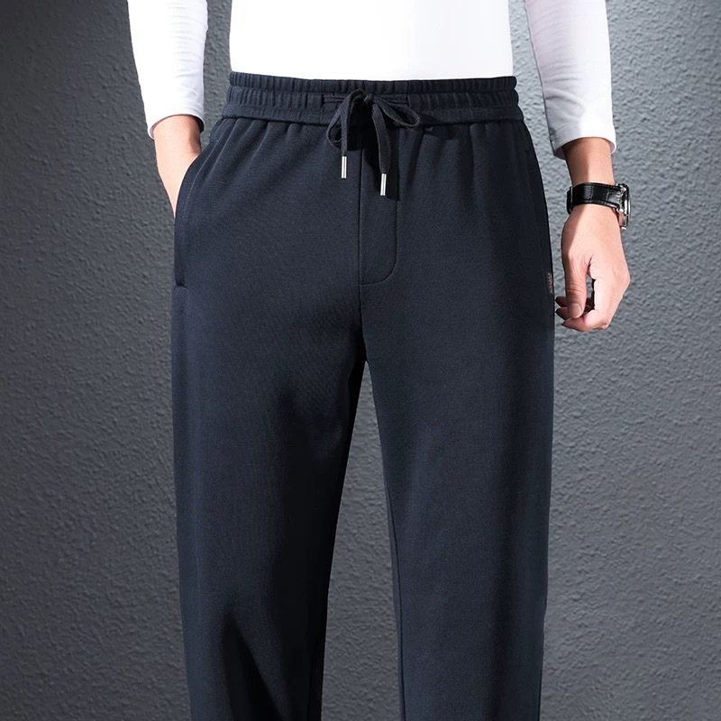 Férfiaknak szabadidő sportnadrág egyenes szárú, középső derekú, övvel, gombos zárás, tavasz–ősz