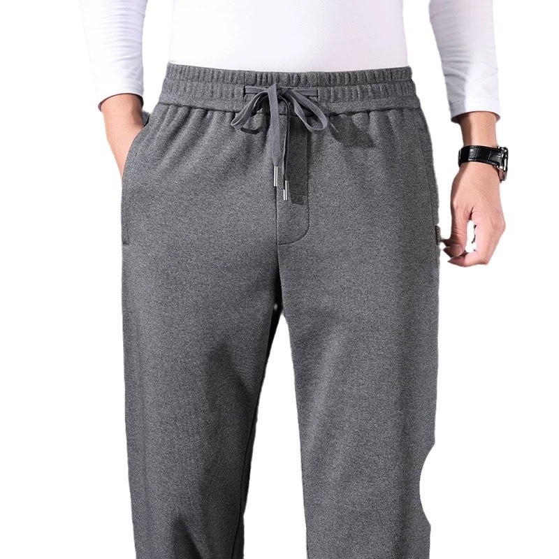 Férfiaknak szabadidő sportnadrág egyenes szárú, középső derekú, övvel, gombos zárás, tavasz–ősz