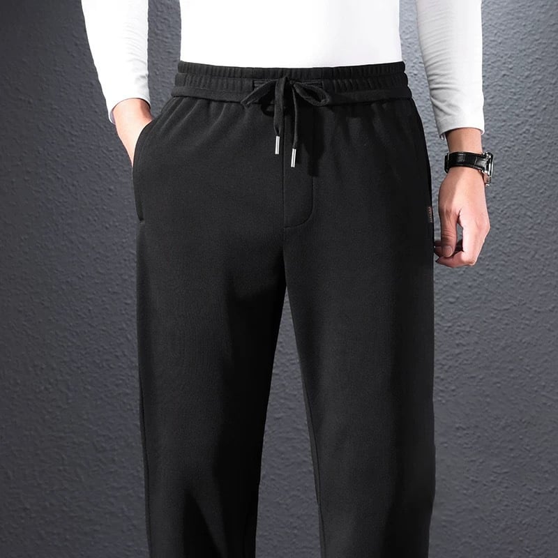 Férfiaknak szabadidő sportnadrág egyenes szárú, középső derekú, övvel, gombos zárás, tavasz–ősz