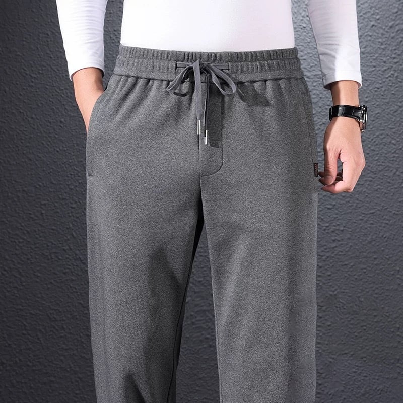 Férfiaknak szabadidő sportnadrág egyenes szárú, középső derekú, övvel, gombos zárás, tavasz–ősz