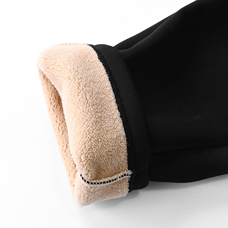 Oli velvet anyag; magas derekú, elasztikus övvel; fleece belső; vastag anyag; laza szabású hosszú cigaretta-stílusú nadrág; viszkóz 50–70% és nylon <30%