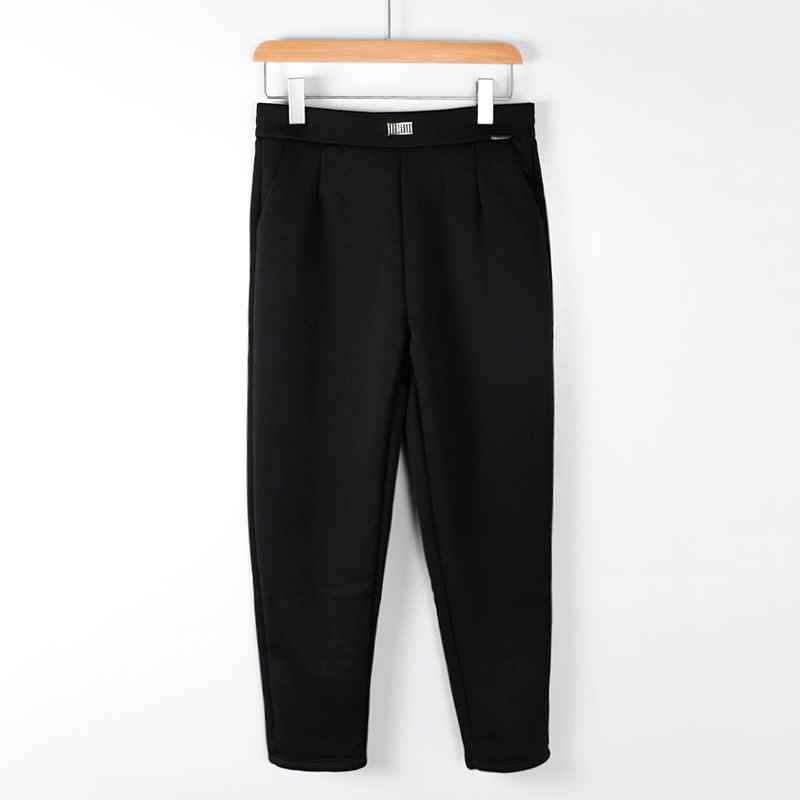 Oli velvet anyag; magas derekú, elasztikus övvel; fleece belső; vastag anyag; laza szabású hosszú cigaretta-stílusú nadrág; viszkóz 50–70% és nylon <30%