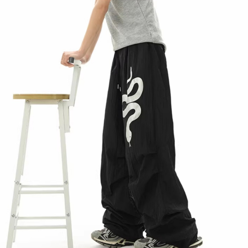 Női tréner nadrág kígyó motívummal, street hipster cargo stílus, lazább szabású, széles lábszárú, középmagas derekú, poliészter-keverék