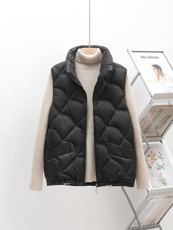 Vesta damă cu guler înălțat, fermoar frontal, pentru toamnă–iarnă, stil casual elegant, umplutură din bumbac, țesătură poliester