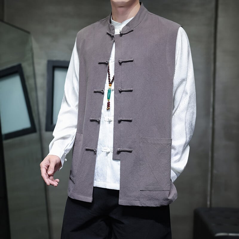 Pánska vesta z bavlneného zmesi, čínskeho štýlu, voľný strih, bez rukávov, stojací golier, frontálne zapínanie na gombíky, vrecká s nášivkami