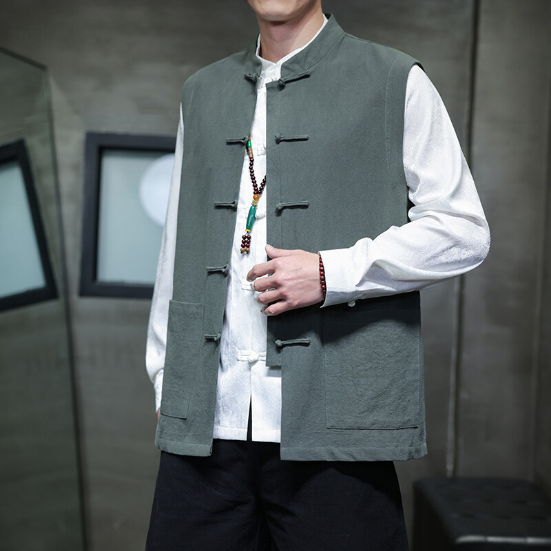 Pánska vesta z bavlneného zmesi, čínskeho štýlu, voľný strih, bez rukávov, stojací golier, frontálne zapínanie na gombíky, vrecká s nášivkami