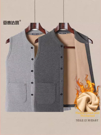 Férfi fleece mellény, lazább szabás, kerek nyak, elöl egysoros gombos zárás, háromdimenziós patch zsebek