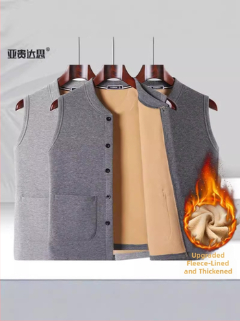 Férfi fleece mellény, lazább szabás, kerek nyak, elöl egysoros gombos zárás, háromdimenziós patch zsebek