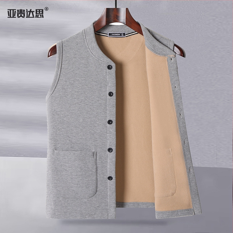 Férfi fleece mellény, lazább szabás, kerek nyak, elöl egysoros gombos zárás, háromdimenziós patch zsebek