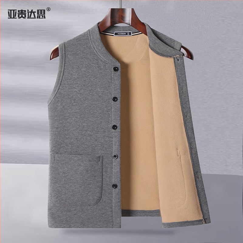 Férfi fleece mellény, lazább szabás, kerek nyak, elöl egysoros gombos zárás, háromdimenziós patch zsebek