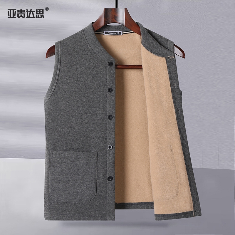 Férfi fleece mellény, lazább szabás, kerek nyak, elöl egysoros gombos zárás, háromdimenziós patch zsebek