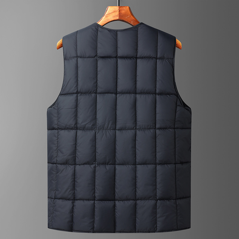 Vesta bărbați cu căptușeală fleece, material principal poliester, căptuție din nylon, guler rotund, închidere cu nasturi, buzunare cu fermoar, model de iarnă