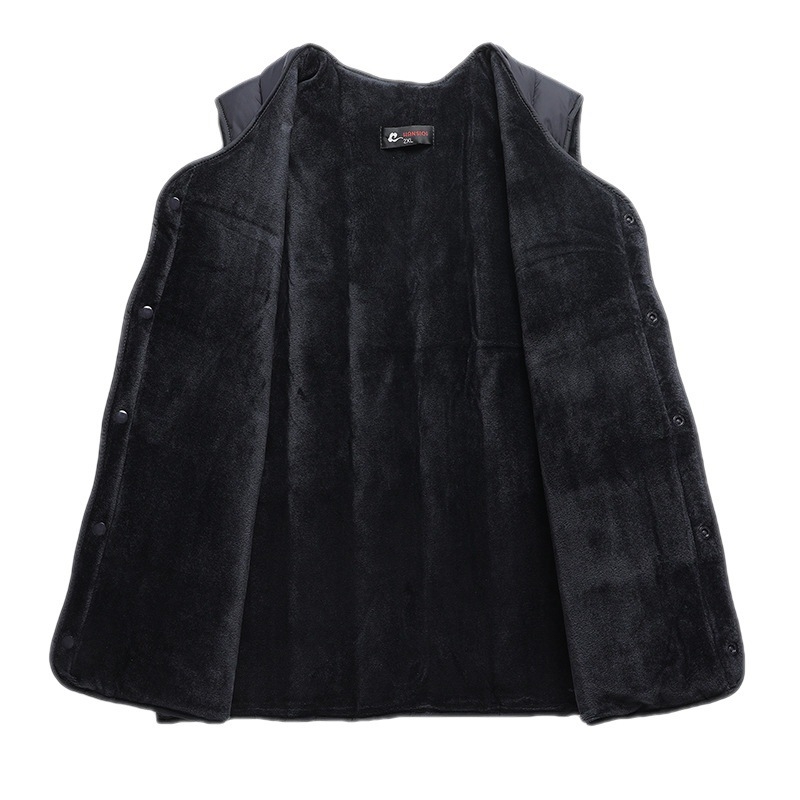Vesta bărbați cu căptușeală fleece, material principal poliester, căptuție din nylon, guler rotund, închidere cu nasturi, buzunare cu fermoar, model de iarnă