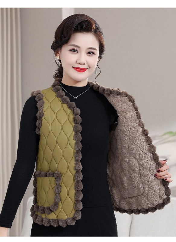 Ujjatlan mellény V-nyakkal, fleece-béléssel, selyemszerű töltettel és műszőrmével, poliészter 80–90%