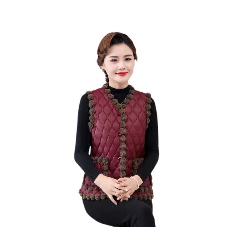 Ujjatlan mellény V-nyakkal, fleece-béléssel, selyemszerű töltettel és műszőrmével, poliészter 80–90%