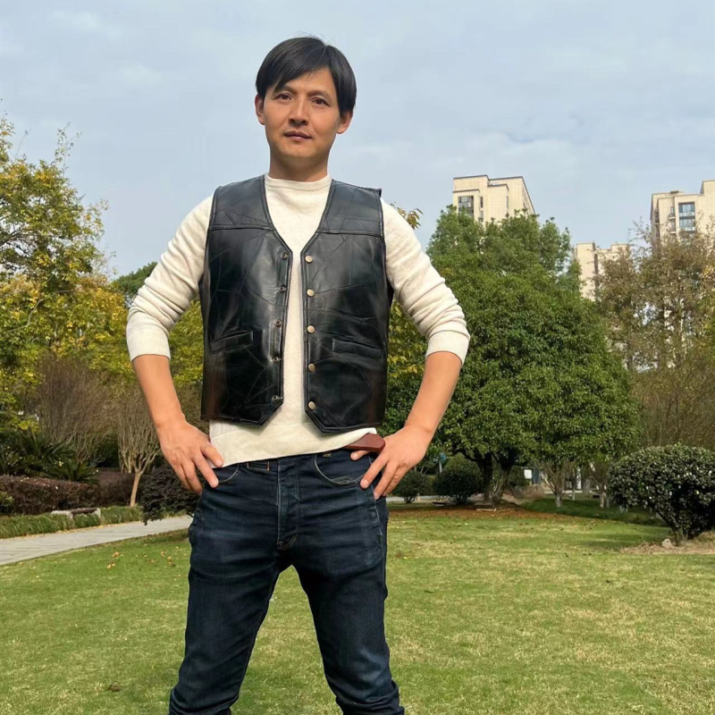 Férfi valódi bőrből készült mellény – V-nyak, egygombos záródás, egyenes szabás, lazító kardigán-stílus, báránybőr külső