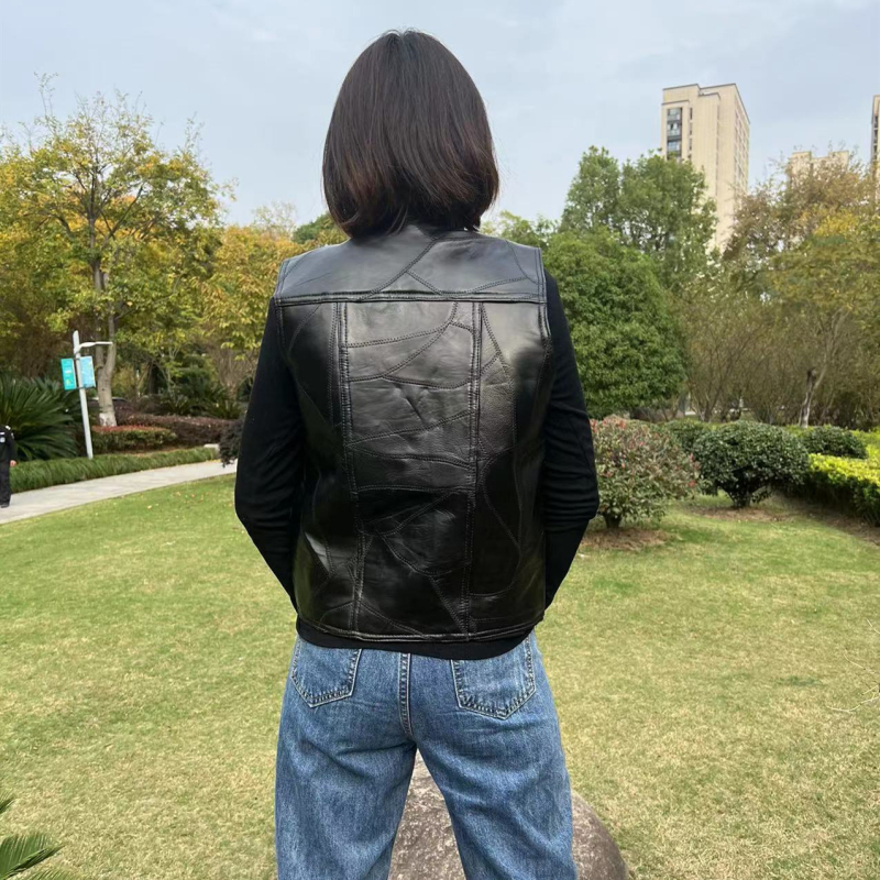 Férfi valódi bőrből készült mellény – V-nyak, egygombos záródás, egyenes szabás, lazító kardigán-stílus, báránybőr külső