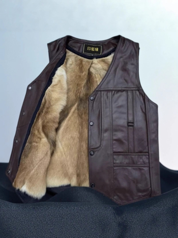 Pravá hovädzia koža s kožušinovou podšívkou, cardigan vesta s V-krkom, úzky strih, vrecká s patchami