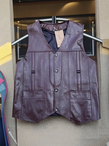 Pravá hovädzia koža s kožušinovou podšívkou, cardigan vesta s V-krkom, úzky strih, vrecká s patchami