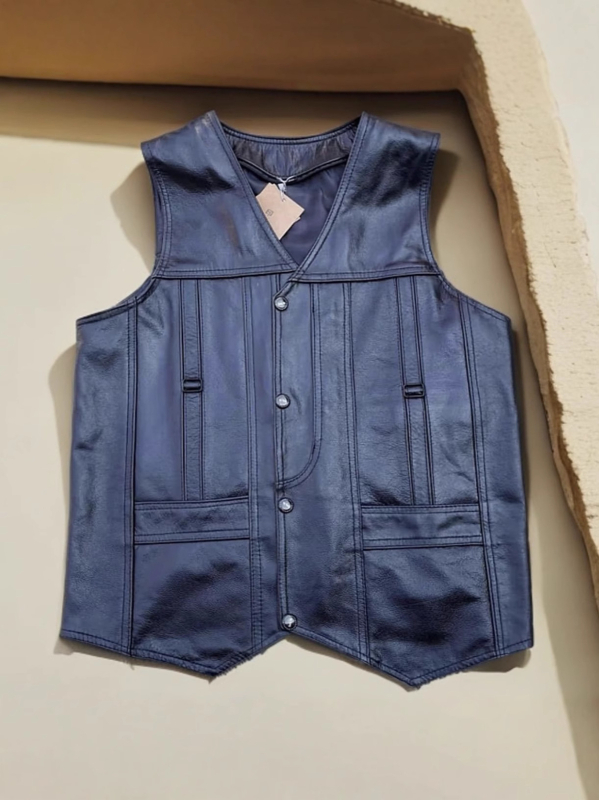 Pravá hovädzia koža s kožušinovou podšívkou, cardigan vesta s V-krkom, úzky strih, vrecká s patchami