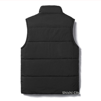 Pánska vesta s fleecovou podšívkou, stojatý golier, károvaný vzor, predný zips a patchové vrecká