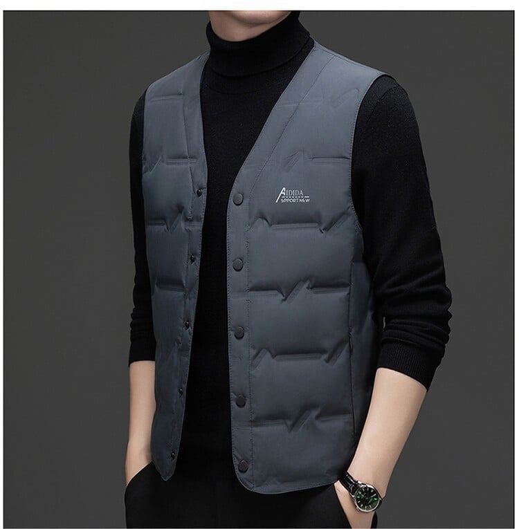 Vesta masculină din puf, guler în V, închidere cu nasturi, umplură din puf de rață alb, material principal poliester, căptușeală poliester, croială Slim, sezon toamnă-iarnă