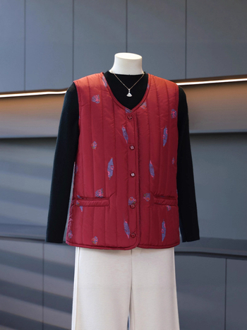 Γυναικείο γιλέκο χωρίς μανίκια σε αστικό στυλ, V-λαιμό, γεωμετρικό μοτίβο, ύφασμα πολυεστέρα με γέμισμα πολυεστέρα-βαμβάκι, φθινόπωρο 2025