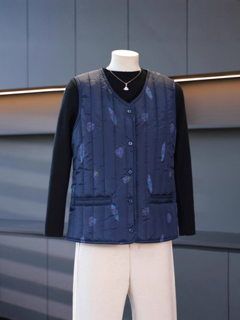 Γυναικείο γιλέκο χωρίς μανίκια σε αστικό στυλ, V-λαιμό, γεωμετρικό μοτίβο, ύφασμα πολυεστέρα με γέμισμα πολυεστέρα-βαμβάκι, φθινόπωρο 2025