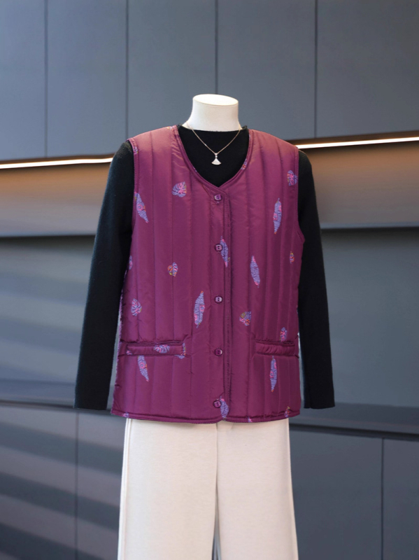 Γυναικείο γιλέκο χωρίς μανίκια σε αστικό στυλ, V-λαιμό, γεωμετρικό μοτίβο, ύφασμα πολυεστέρα με γέμισμα πολυεστέρα-βαμβάκι, φθινόπωρο 2025