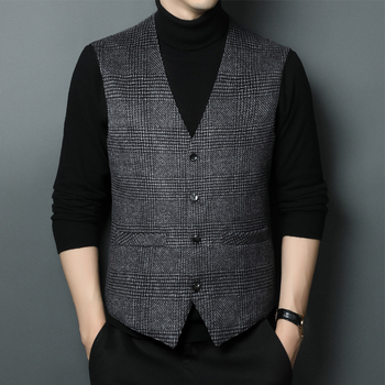 Téli gyapjú-púpos mellény gallér nélkül, egysoros záródás, kockás mintázatú, anyag: 50% gyapjú, 50% poliészter, télre.