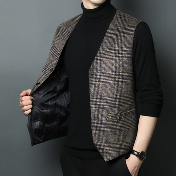 Téli gyapjú-púpos mellény gallér nélkül, egysoros záródás, kockás mintázatú, anyag: 50% gyapjú, 50% poliészter, télre.