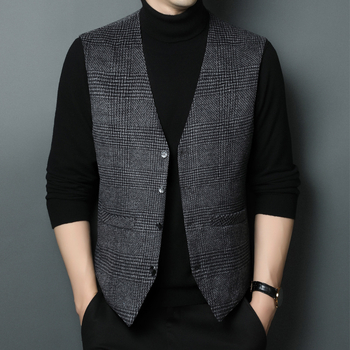 Téli gyapjú-púpos mellény gallér nélkül, egysoros záródás, kockás mintázatú, anyag: 50% gyapjú, 50% poliészter, télre.