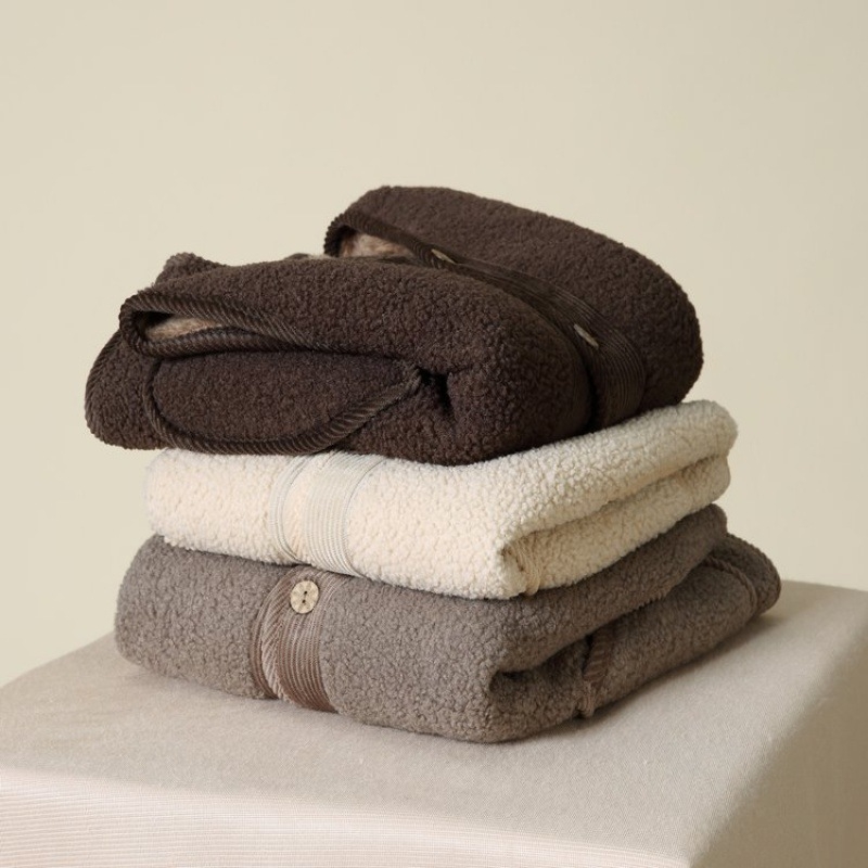 Vestă fără mâneci cu căptușeală de fleece, material spandex și poliester, stil elegant pentru naveta zilnică, croială complexă, iarnă 2025