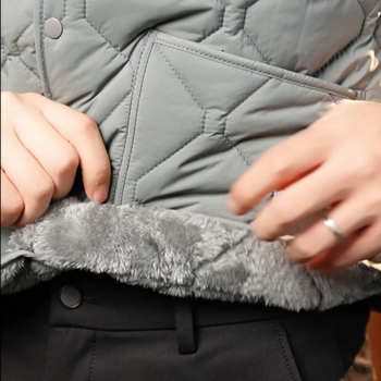 Pamut mellény corduroy külsővel, fő anyag nyúlszőr, poliészter bélés, kapucnival.