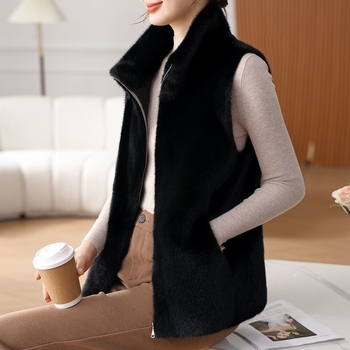 Kapuljačasti prsluk od umjetnog norkinog krzna, V-izrez, zip zatvaranje, udoban širok kroj, duljina 50–65 cm