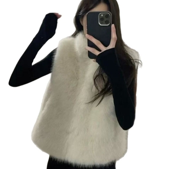 Kapuljačasti prsluk od umjetnog norkinog krzna, V-izrez, zip zatvaranje, udoban širok kroj, duljina 50–65 cm